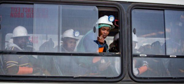 Rescatan a 70 mineros tras derrumbe en mina de Sudáfrica