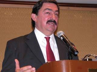 Posterga nuevamente Gómez Urrutia regreso a México